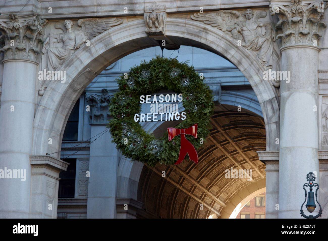 Ingresso decorato a Natale del Municipio di New York, Stati Uniti Foto Stock