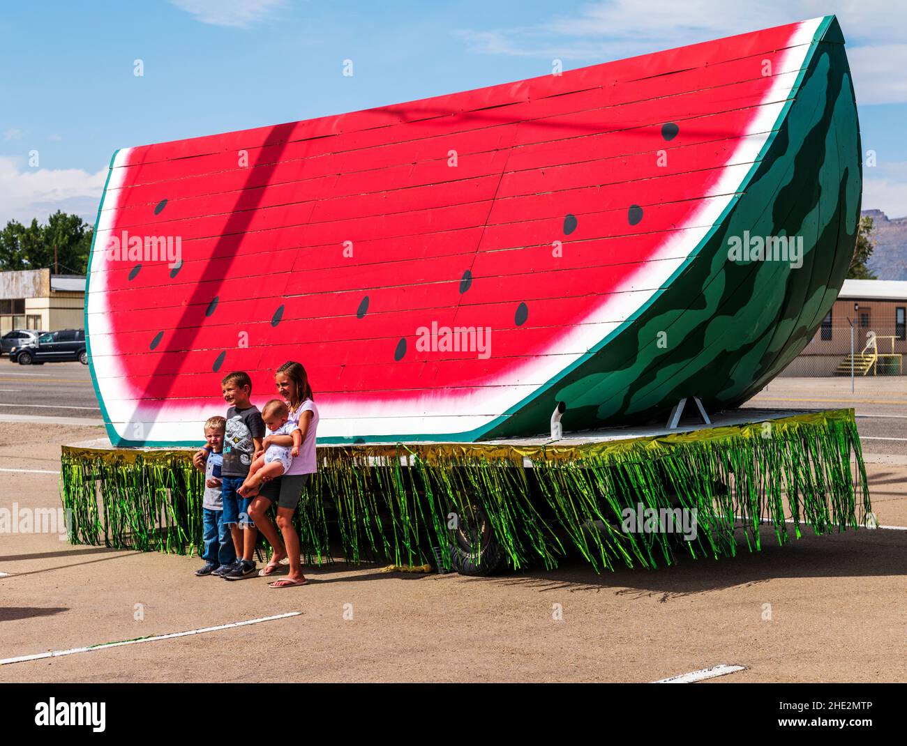 La famiglia fotografa con il galleggiante colorato dell'anguria; Melon Days; Green River; Utah; USA Foto Stock