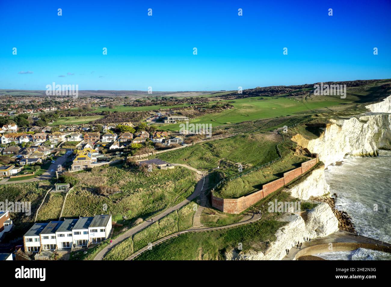 Vista aerea dalla spiaggia di Seaford che rivela le scogliere di Chalk e il campo da golf situato sulle colline che si affaccia su Seaford e sul canale della Manica. Foto Stock