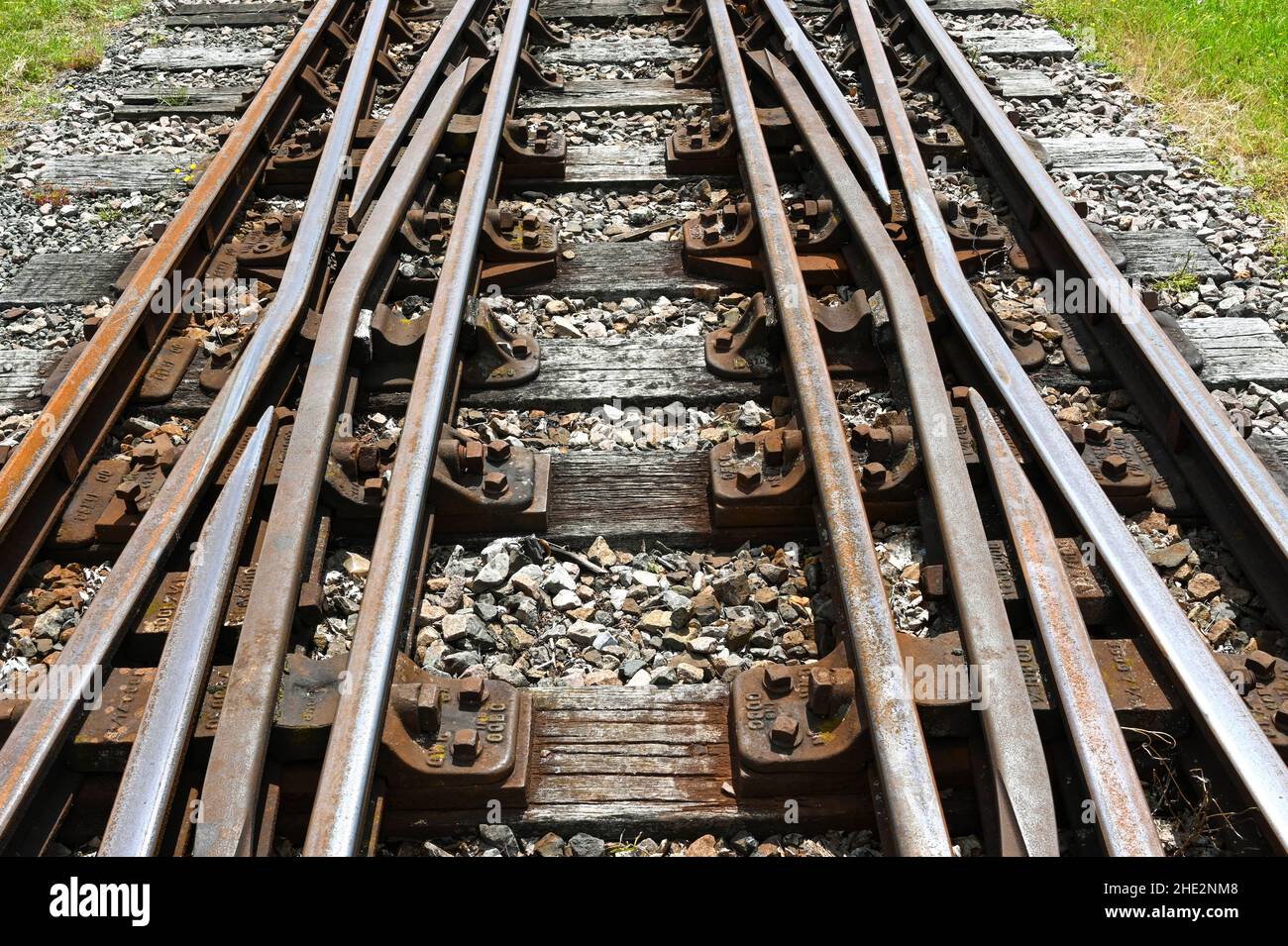 Rotaie convergenti in una serie di punti su una linea ferroviaria. Nessuna gente. Foto Stock