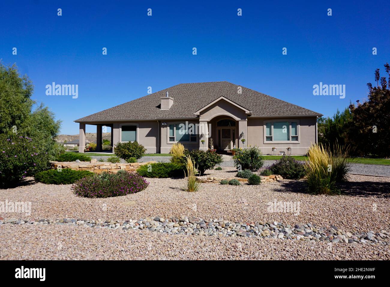 Casa suburbana in un quartiere a Colroado. Il paesaggio è progettato per aree aride e non utilizza irrigazione, a volte chiamato xeriscape la Foto Stock