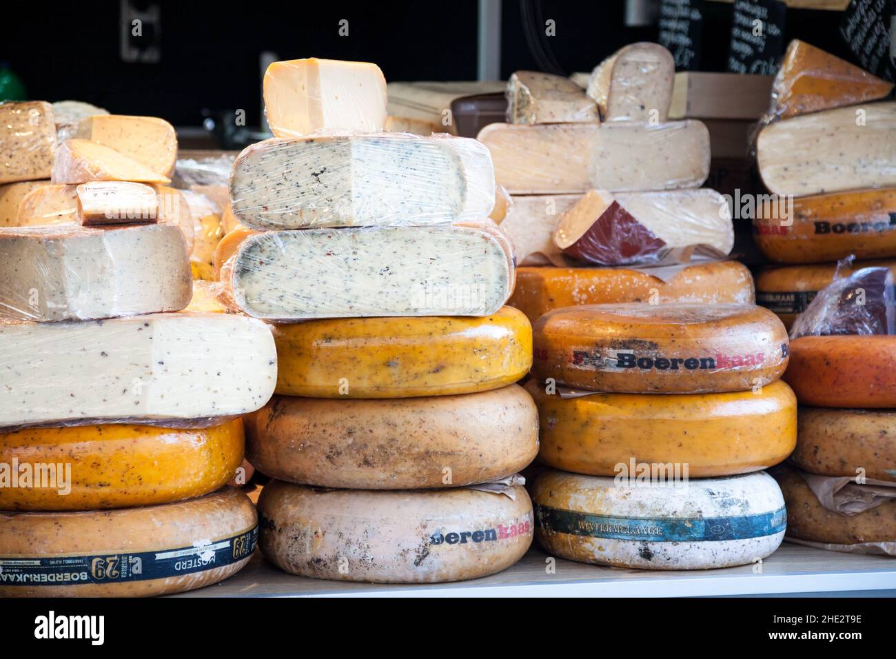 Maastricht, Paesi Bassi - 2021, dicembre 7 : un sacco di diverse ruote di formaggio olandese in un negozio sul mercato di Maastricht, Paesi Bassi Foto Stock