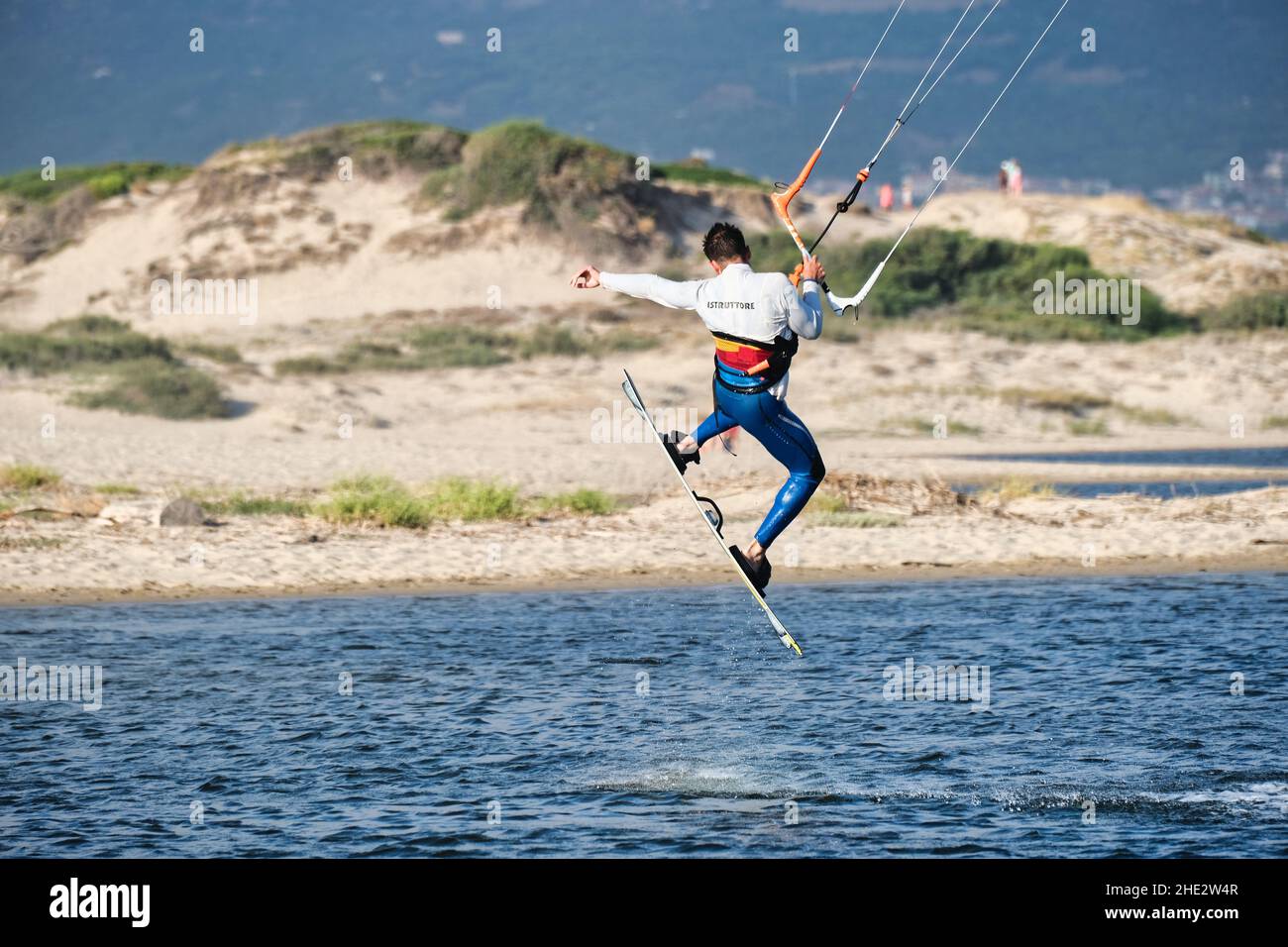 Vista di kite surfer in azione Foto Stock