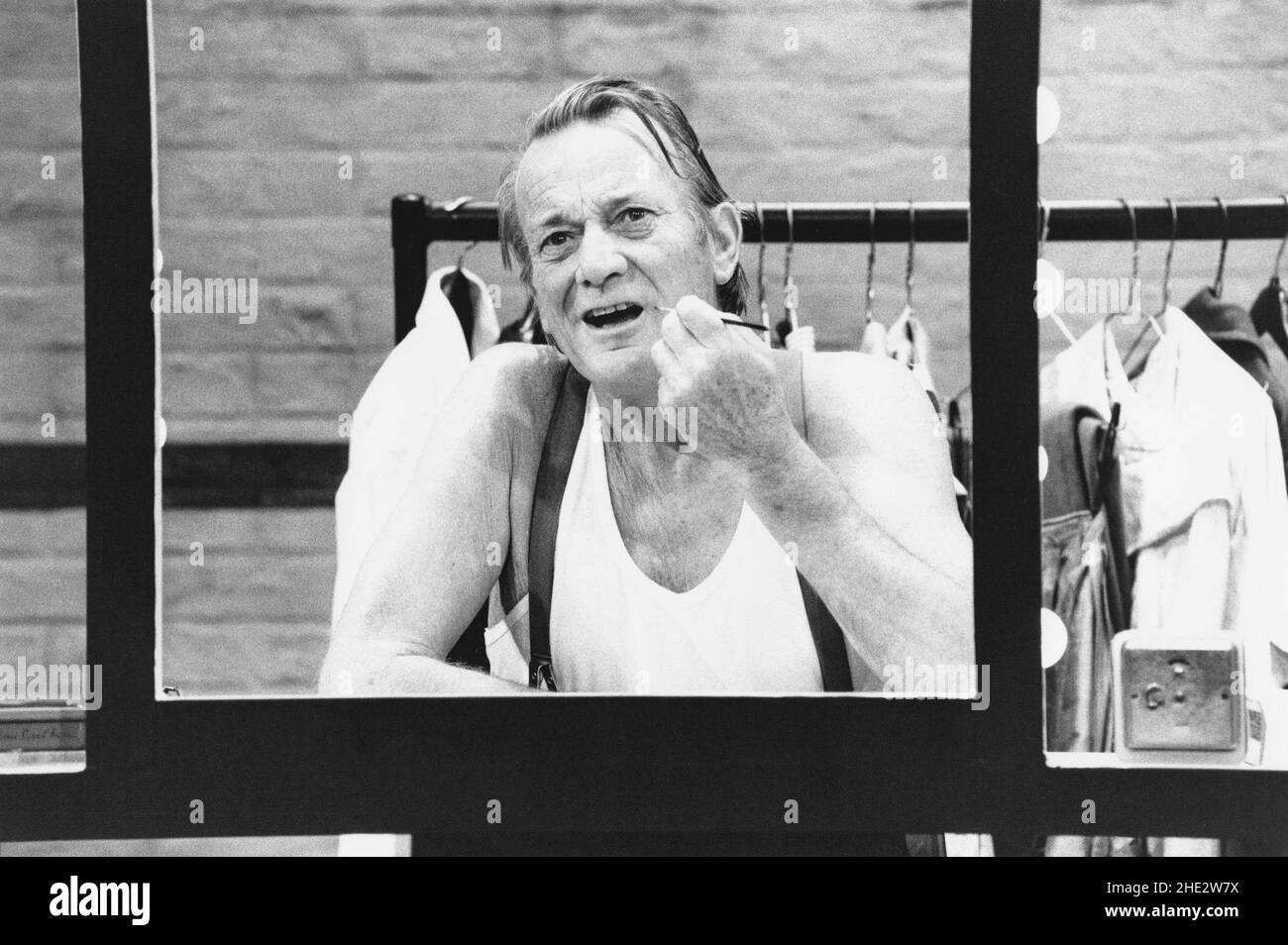 Denholm Elliott (Robert) in A LIFE IN THE THEATRE by David Mamet at the Theatre Royal Haymarket, London SW1 03/10/1989 design: Hayden Griffin Lighting: Rory Dempster regista: Bill Bryden Foto Stock