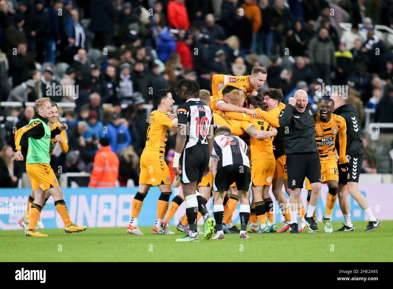 NEWCASTLE UPON TYNE, REGNO UNITO. GEN 8th Cambridge United Playerts festeggia la loro vittoria di coppa sconvolto contro Newcastle United durante la partita di fa Cup tra Newcastle United e Cambridge United al St. James's Park, Newcastle sabato 8th gennaio 2022. (Credit: Michael driver | MI News) Credit: MI News & Sport /Alamy Live News Foto Stock