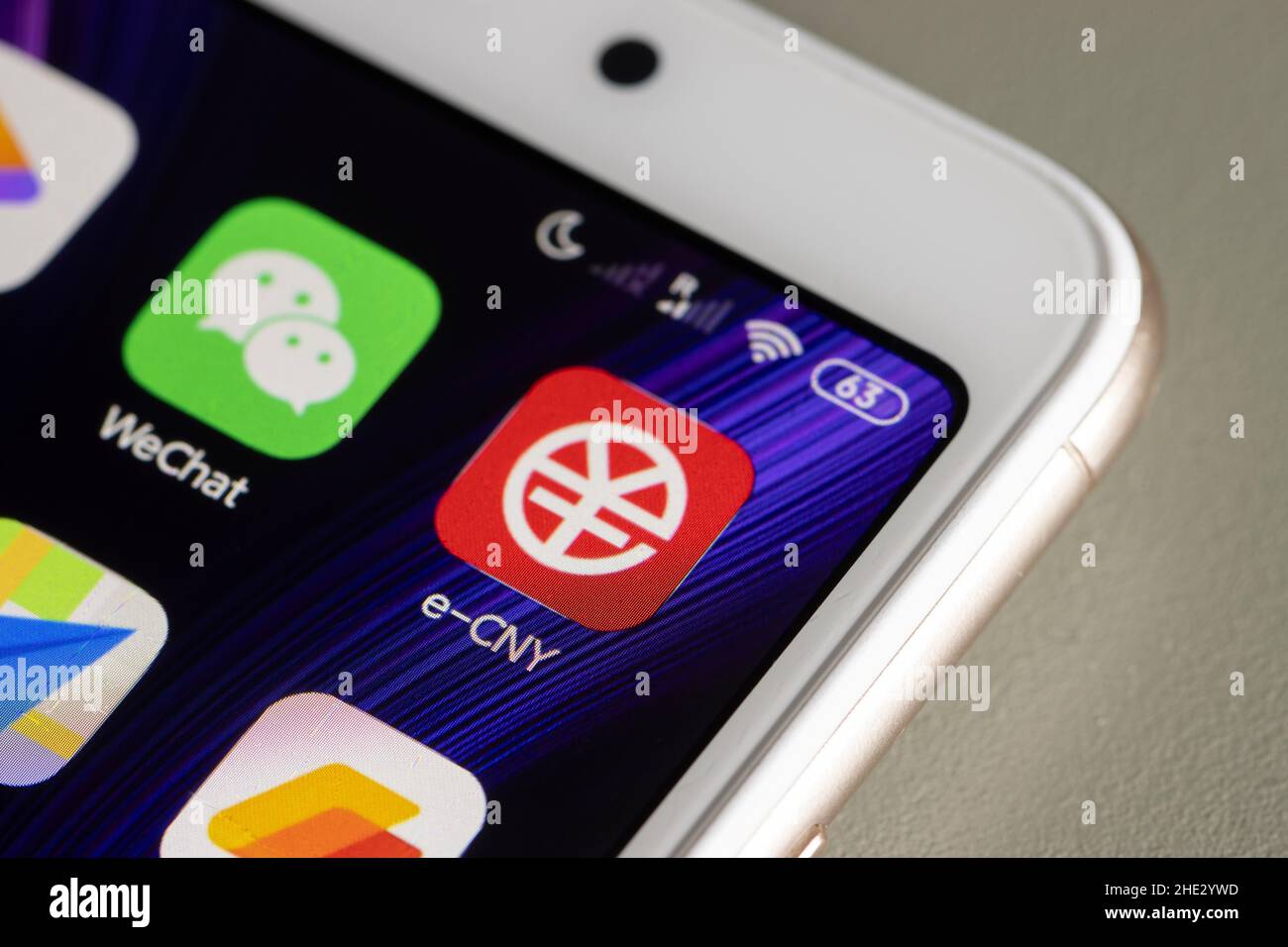 Le icone delle app e-CNY e WeChat vengono visualizzate su uno smartphone Xiaomi il 7 gennaio 2022. E-CNY, l'app per portafoglio yuan digitale della Cina è ora disponibile negli app store. Foto Stock