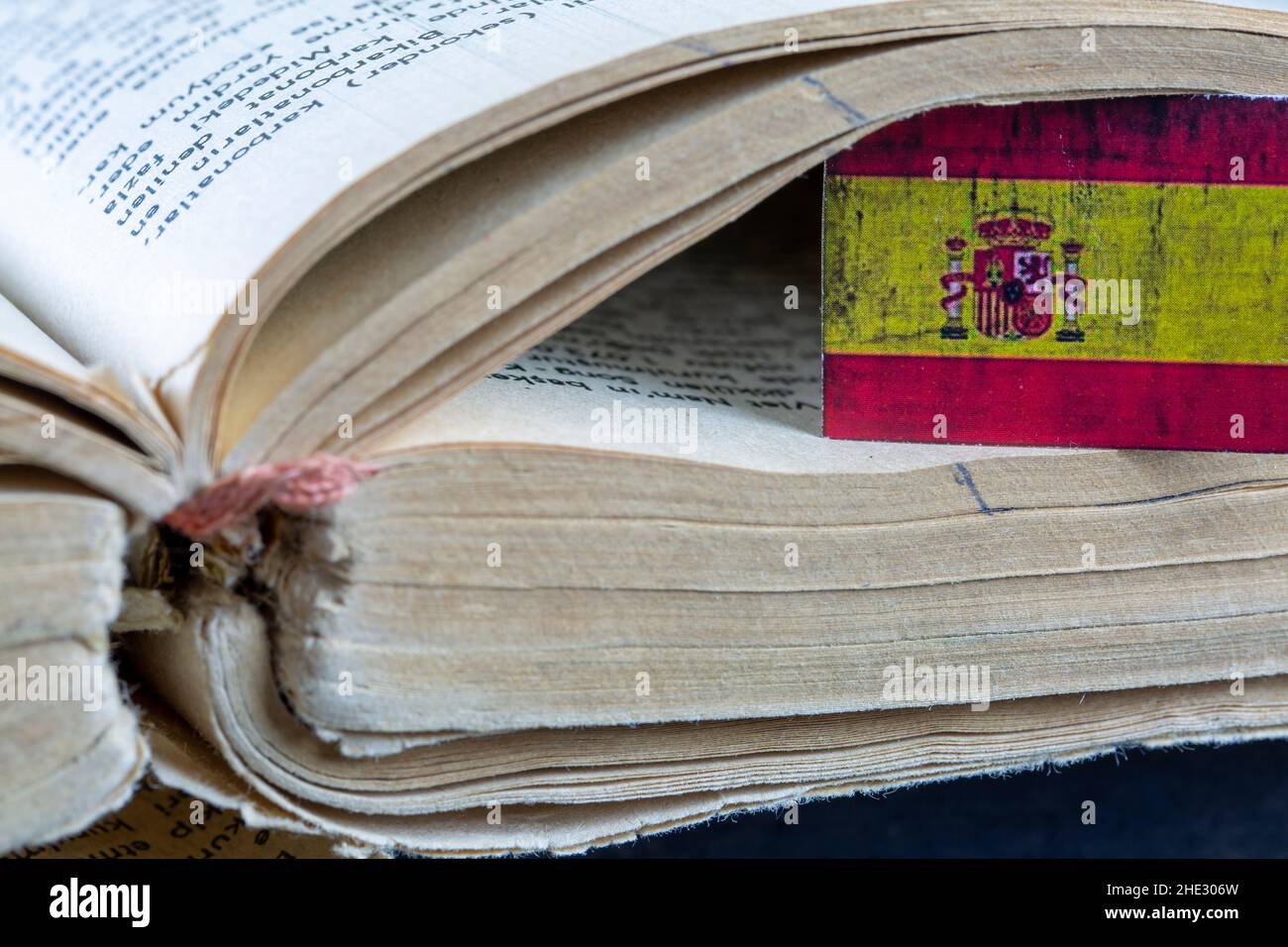 Bandiera spagnola e libro spagnolo Foto Stock
