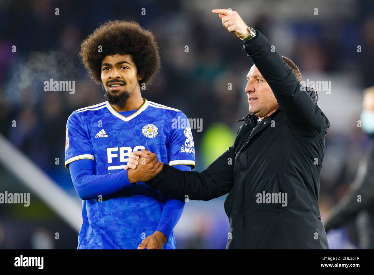 Leicester, Regno Unito. 8th gennaio 2022: King Power Stadium, Leicester, Leicestershire, Inghilterra; fa Cup 3rd round football, Leicester City Versus Watford; Leicester City Manager Brendan Rodgers dice alla folla di dare a Hamza Choudhury un cheer Credit: Action Plus Sports Images/Alamy Live News Foto Stock