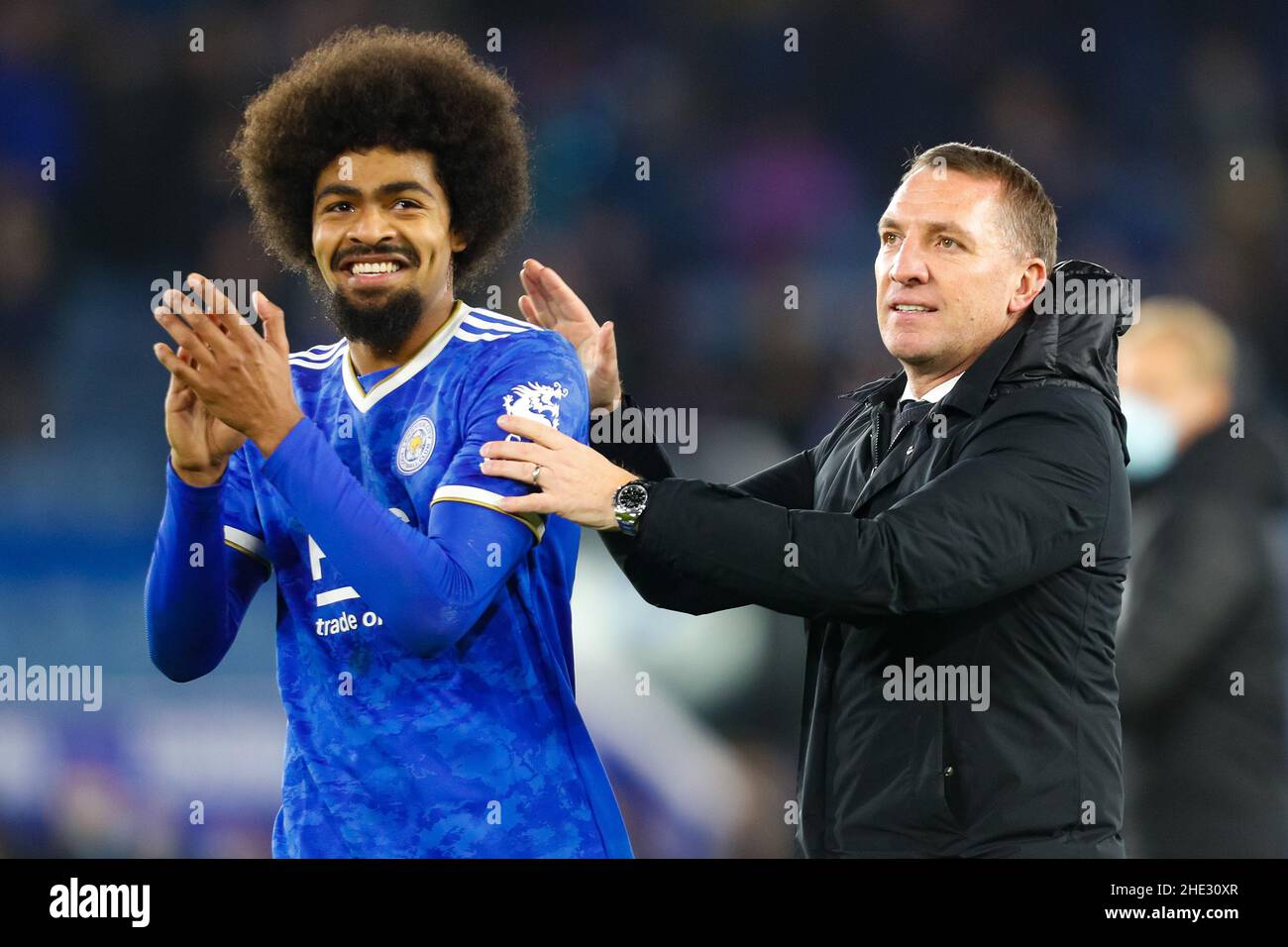 Leicester, Regno Unito. 8th gennaio 2022: King Power Stadium, Leicester, Leicestershire, Inghilterra; fa Cup 3rd round football, Leicester City Versus Watford; Leicester City Manager Brendan Rodgers dice alla folla di dare a Hamza Choudhury un cheer Credit: Action Plus Sports Images/Alamy Live News Foto Stock