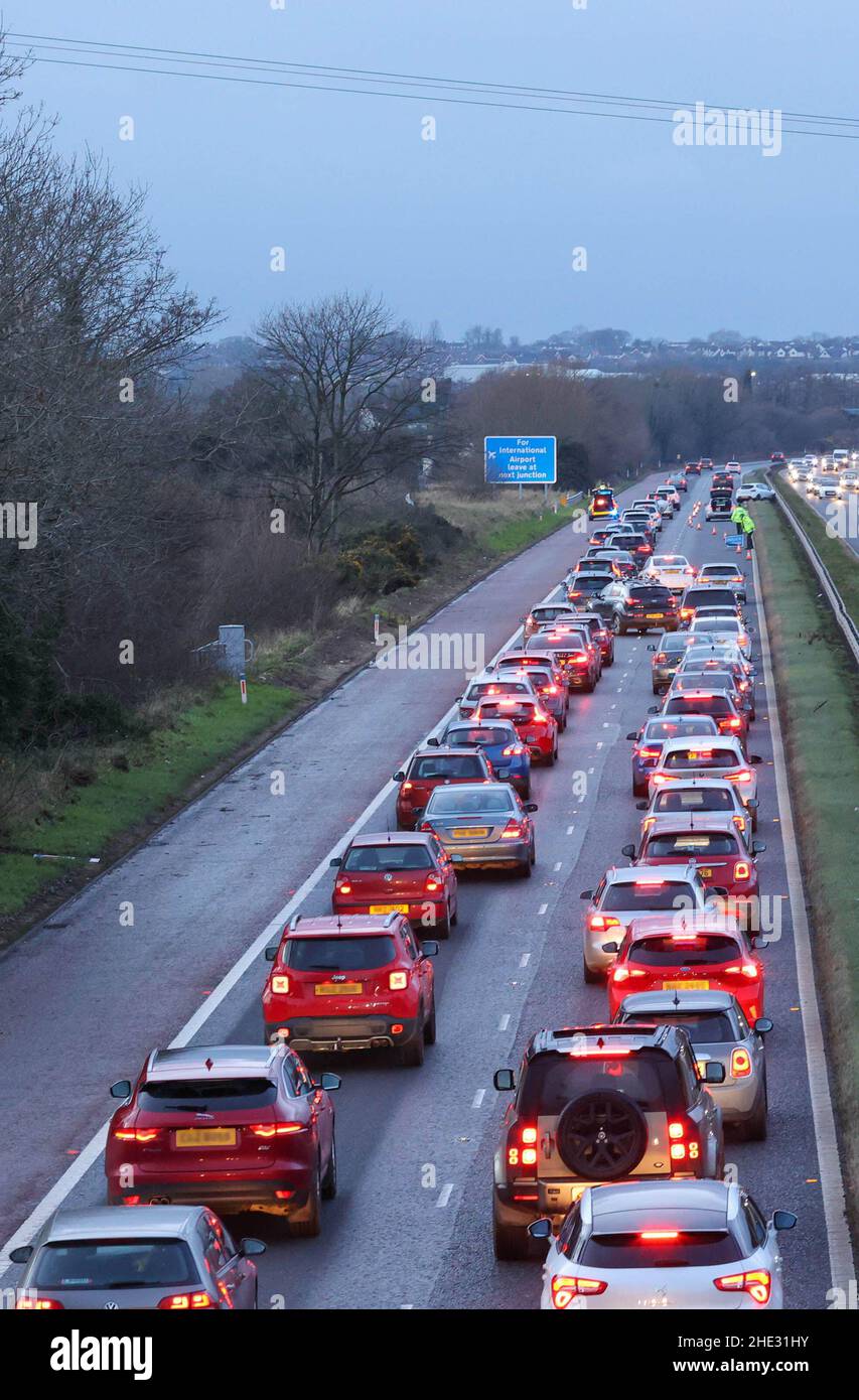 M1 autostrada vicino a Moira, County Down, Irlanda del Nord. 08 Jan 2022. 16,22 GMT, un incidente autostradale nel tardo pomeriggio, quando un'auto bianca si scontrò con la barriera centrale di prenotazione, ha causato il rientro in autostrada e il traffico è incanalato in una corsia. Credit: CAZIMB/Alamy Live News. Foto Stock
