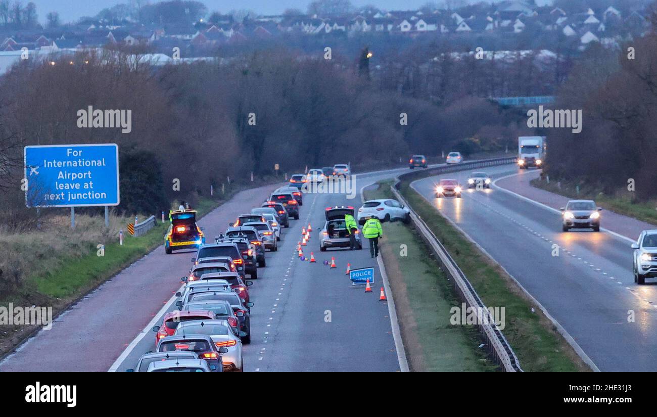 M1 autostrada vicino a Moira, County Down, Irlanda del Nord. 08 Jan 2022. 16,22 GMT, un incidente autostradale nel tardo pomeriggio, quando un'auto bianca si scontrò con la barriera centrale di prenotazione, ha causato il rientro in autostrada e il traffico è incanalato in una corsia. Credit: CAZIMB/Alamy Live News. Foto Stock