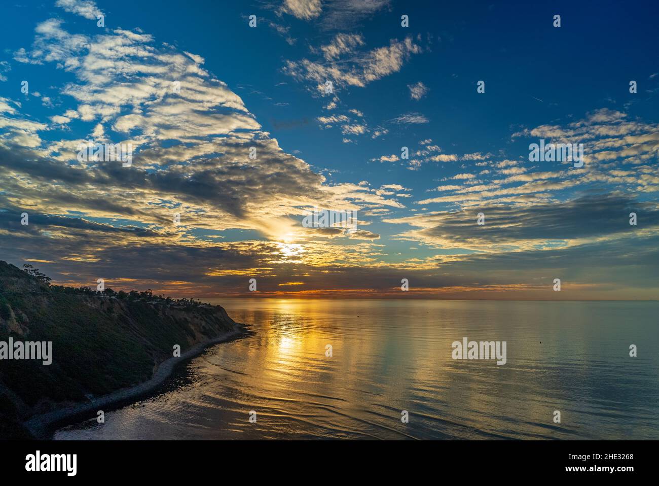 Vista armoniosa della costa di Rancho Palos Verdes all'alba, Los Angeles County, California Foto Stock