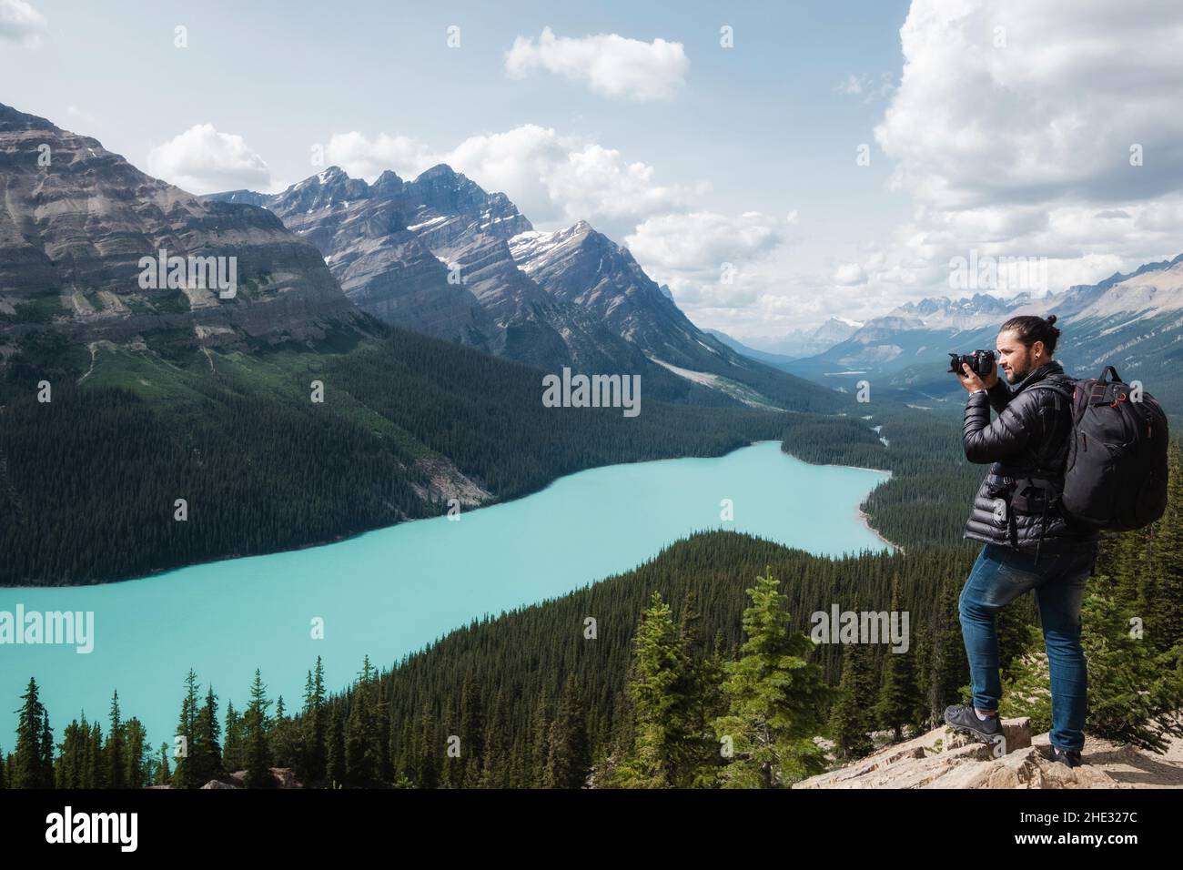 Fotografo di paesaggio al lago Peyto durante l'estate nel Parco Nazionale di Banff, Alberta, Canada. Foto Stock