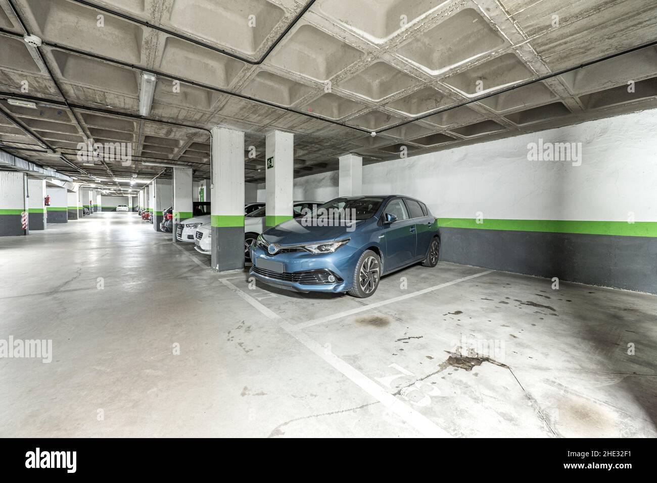 Garage con pista di cemento in edificio finanziario Foto Stock