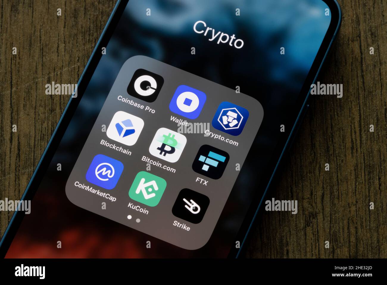 Varie applicazioni crittografiche sono visualizzate su un iPhone - Coinbase Pro, Coinbase Wallet, Crypto.com, Blockchain, Bitcoin.com, FTX, CoinMarketCap, KuCoin, Sciopero. Foto Stock