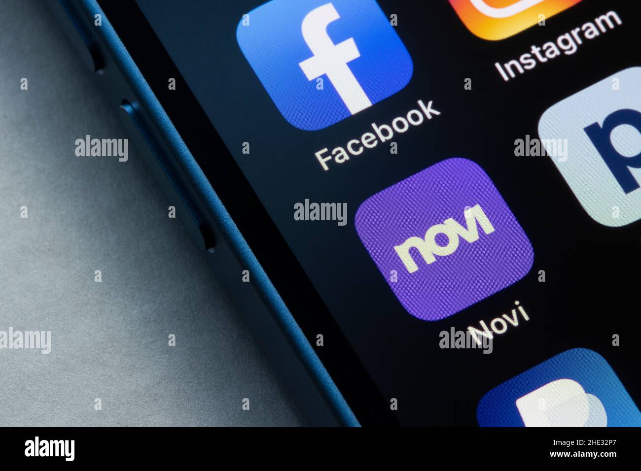 L'icona dell'applicazione Novi viene visualizzata su un iPhone. Novi di Meta consente agli utenti di inviare, spendere e ricevere pagamenti digitali in Messenger, WhatsApp e l'app Novi. Foto Stock
