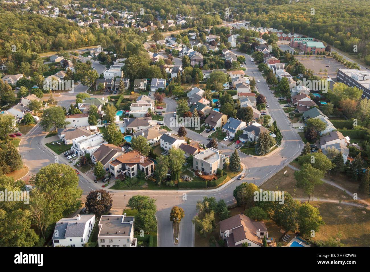 Vista aerea di case e strade in un bellissimo quartiere residenziale a Montreal, Quebec, Canada. Concetto di proprietà, case e immobili. Foto Stock