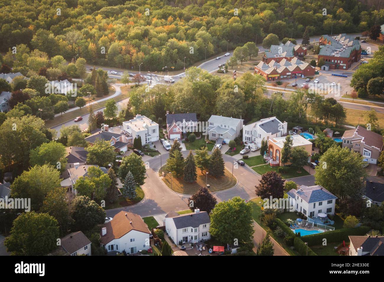 Vista aerea di case e strade in un bellissimo quartiere residenziale a Montreal, Quebec, Canada. Concetto di proprietà, case e immobili. Foto Stock