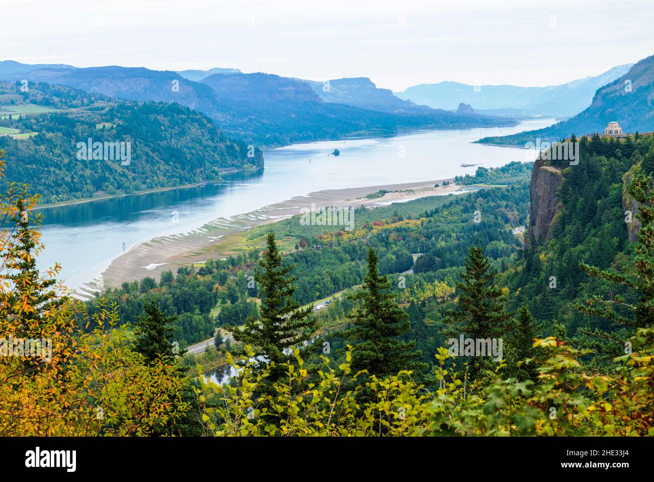 Vista a est da Chanticleer Point verso Vista House; Corridoio panoramico statale di Crown Point; Columbia River Gorge; Oregon; USA Foto Stock
