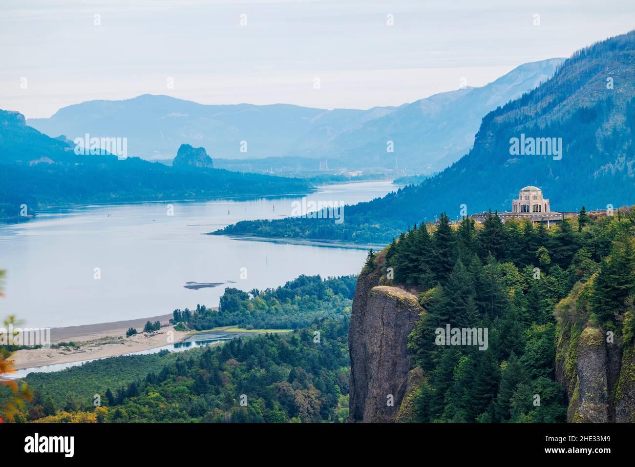 Vista a est da Chanticleer Point verso Vista House; Corridoio panoramico statale di Crown Point; Columbia River Gorge; Oregon; USA Foto Stock
