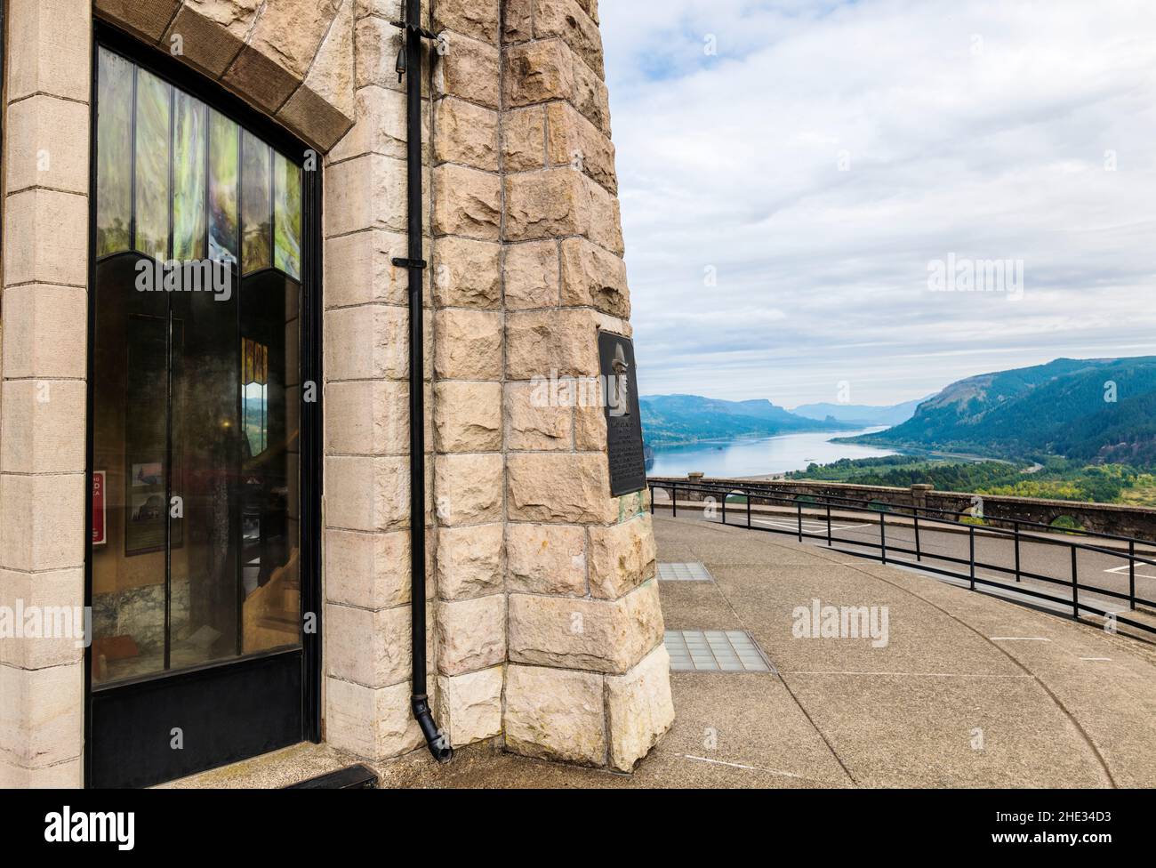 Vista House; Crown Point state Scenic Corridor; Columbia River Gorge; Oregon; USA Foto Stock