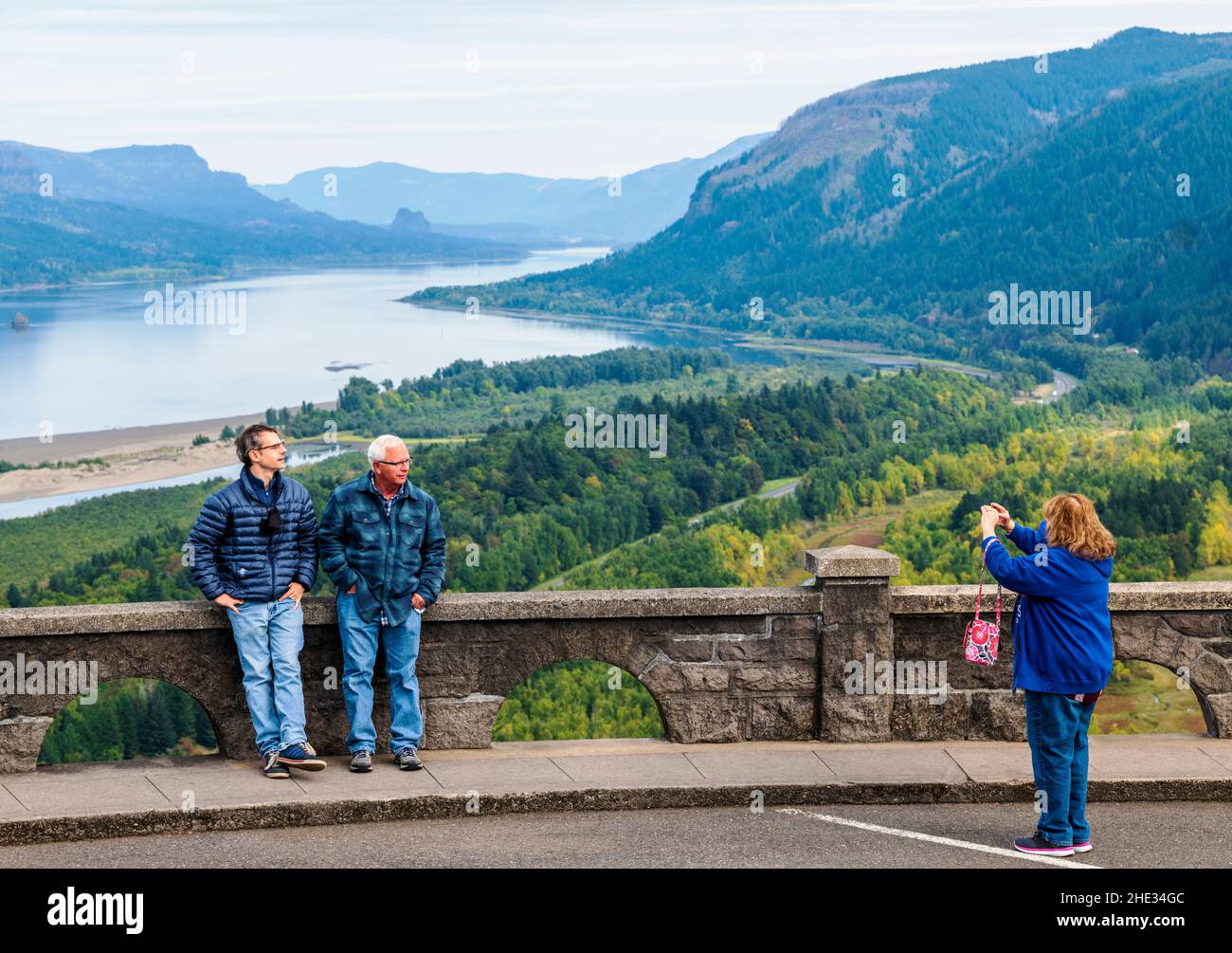 I turisti che visitano il Corridoio Scenico dello Stato di Crown Point; la gola del fiume Columbia; Oregon; Stati Uniti Foto Stock