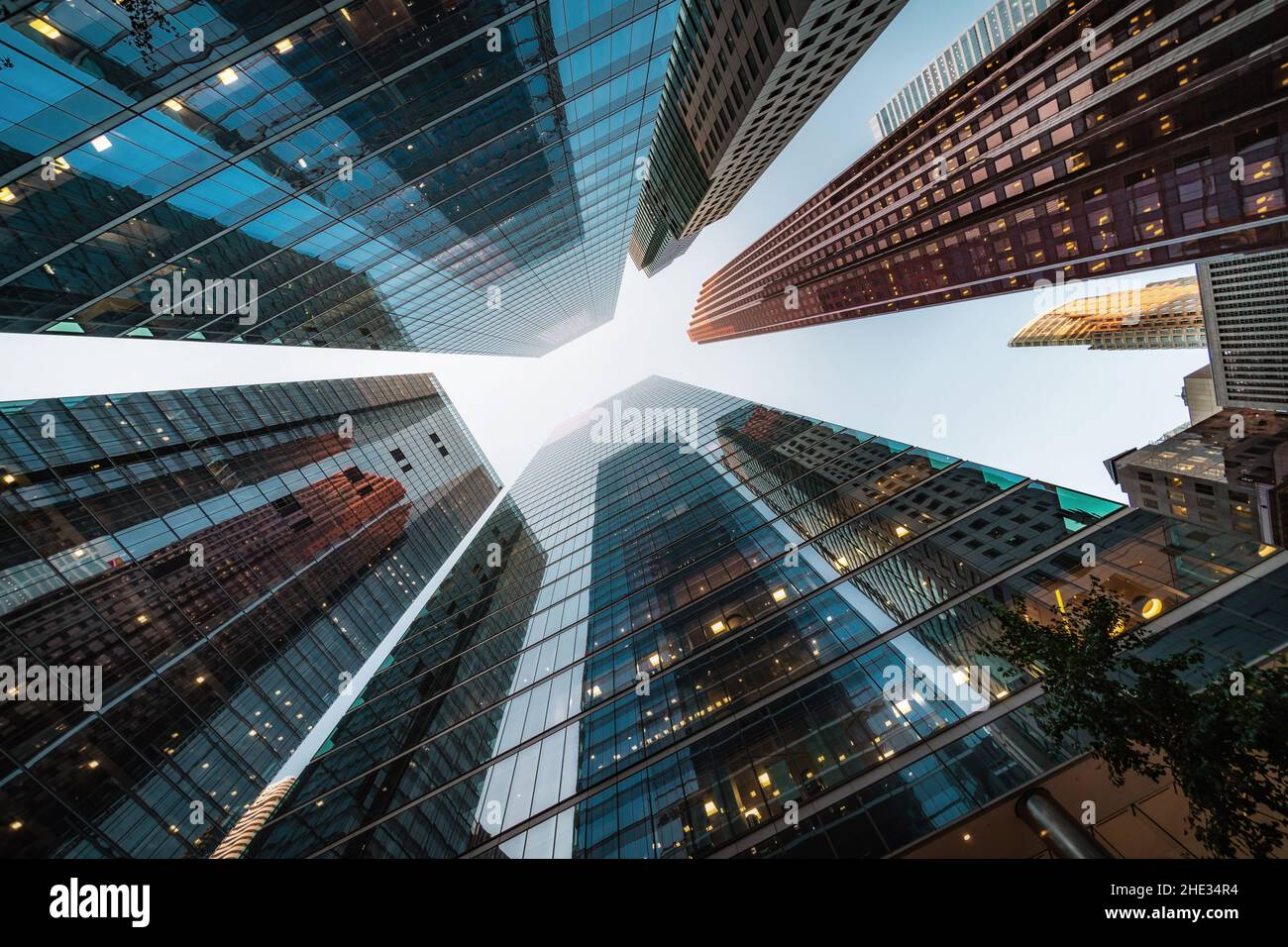 Concetto di business e finanza, guardando verso l'alto edificio architettonico uffici nel quartiere finanziario di una moderna metropoli. Foto Stock