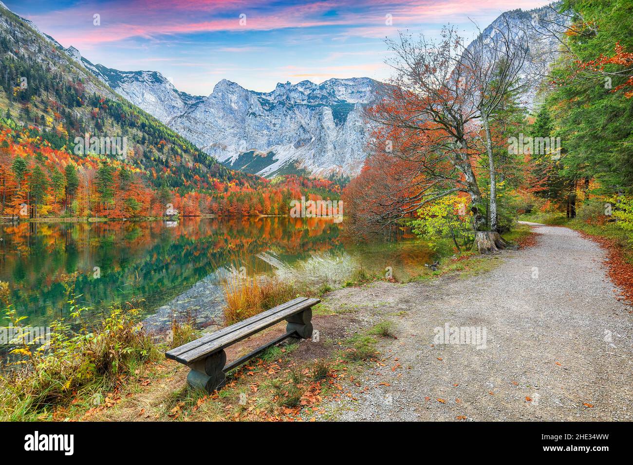 Sorprendente scena autunnale del lago Hinterer Langbathsee. Poppular travell destinazione. Località: Vorderer Langbathsee, regione Salzkammergut, Austria superiore Foto Stock