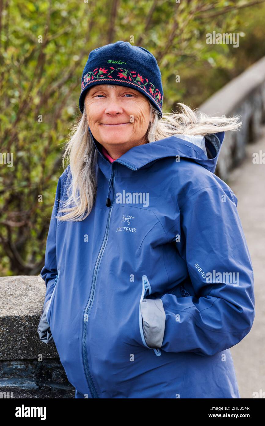 Fotografia di una turista femminile che visita il Corridoio Scenico dello Stato di Crown Point; Columbia River Gorge; Oregon; USA Foto Stock
