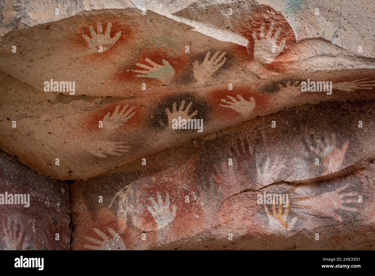 Dipinti a mano preistorici alla Grotta delle mani (in spagnolo: Cueva de Las Manos) nella provincia di Santa Cruz, Patagonia, Argentina. L'arte nella grotta dates Foto Stock