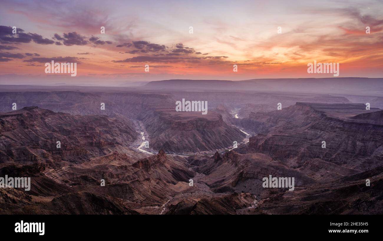 Tramonto sul Fish River Canyon in Namibia, il secondo canyon più grande del mondo e il più grande in Africa. Foto Stock