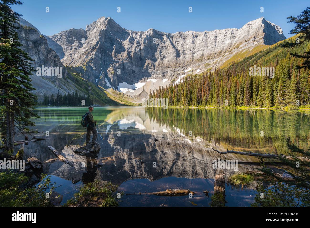 Escursionista senior che guarda la vista sul lago Rawson durante l'estate a Kananaskis Country, Alberta, Canada. Foto Stock