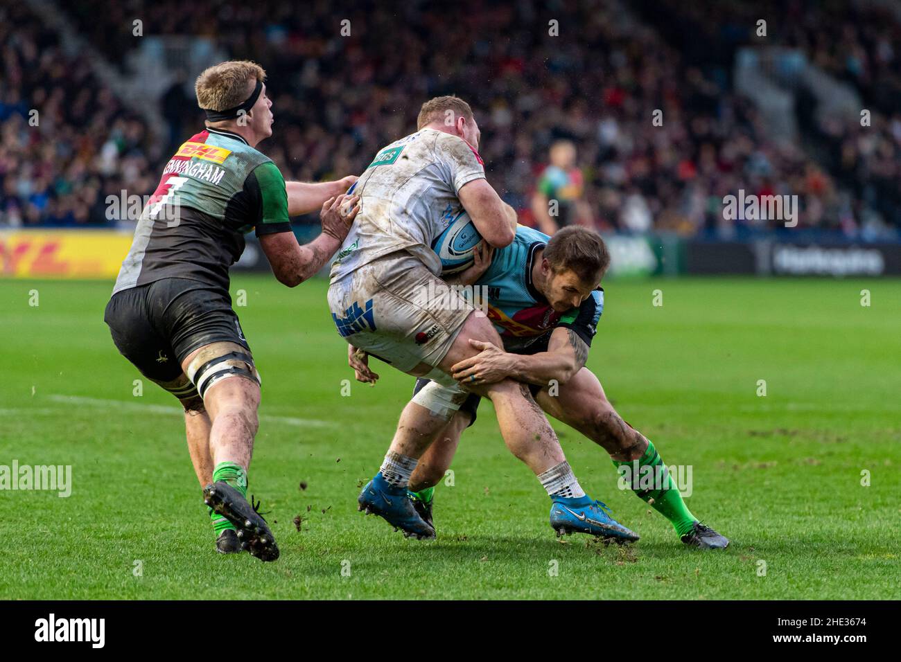 LONDRA, REGNO UNITO. 08th, Jan 2022. Sam Simmonds of Exeter Chiefs è affrontato da Andre Esterhuizen of Harlequins (a destra) e Luke Kenningham of Harlequins (a sinistra) durante Gallagher Premiership Rugby Round 13 Match tra Harlequins vs Exeter Chiefs allo Stoop Stadium sabato 08 gennaio 2022. LONDRA INGHILTERRA. Credit: Takaimages/Alamy Live News Foto Stock