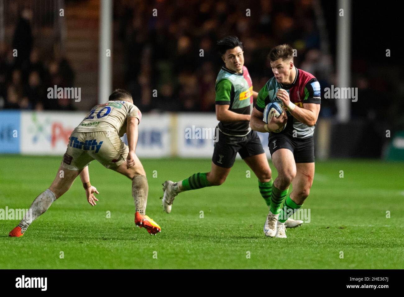 LONDRA, REGNO UNITO. 08th, Jan 2022. Dino Agnello di Harlequins (a destra) in azione durante la Gallagher Premiership Rugby Round 13 Match tra Harlequins vs Exeter capi allo Stoop Stadium Sabato 08 Gennaio 2022. LONDRA INGHILTERRA. Credit: Takaimages/Alamy Live News Foto Stock