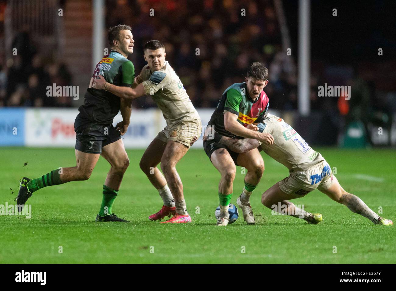 LONDRA, REGNO UNITO. 08th, Jan 2022. Henry Slade Exeter Chiefs (centro) e Luke Northmore di Harlequins in azione durante la Gallagher Premiership Rugby Round 13 Match tra Harlequins vs Exeter Chiefs allo Stoop Stadium sabato 08 gennaio 2022. LONDRA INGHILTERRA. Credit: Takaimages/Alamy Live News Foto Stock