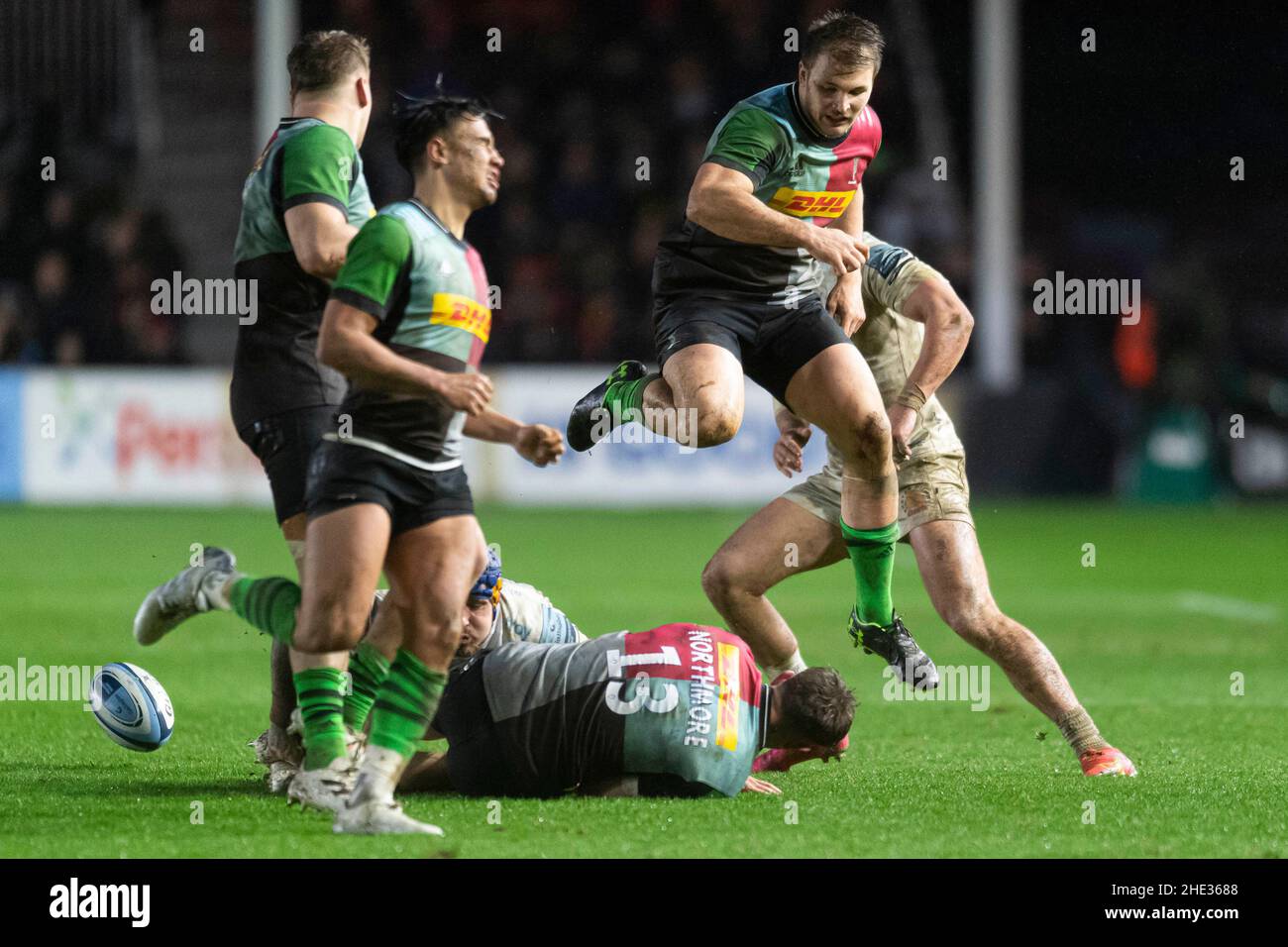 LONDRA, REGNO UNITO. 08th, Jan 2022. Luke Northmore di Harlequins (centro) è affrontato durante la Gallagher Premiership Rugby Round 13 Match tra Harlequins vs Exeter capi allo Stoop Stadium il sabato 08 gennaio 2022. LONDRA INGHILTERRA. Credit: Takaimages/Alamy Live News Foto Stock