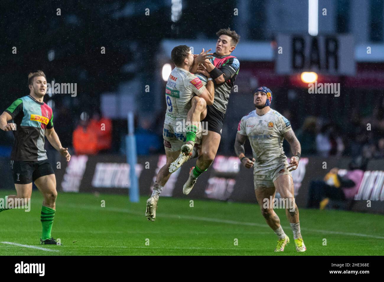 LONDRA, REGNO UNITO. 08th, Jan 2022. Cadan Nurley di Harlequins (a destra) e Jack Maunder di Exeter Chiefs (a sinistra) sono in conflitto durante Gallagher Premiership Rugby Round 13 Match tra Harlequins vs Exeter Chiefs allo Stoop Stadium il sabato 08 gennaio 2022. LONDRA INGHILTERRA. Credit: Takaimages/Alamy Live News Foto Stock