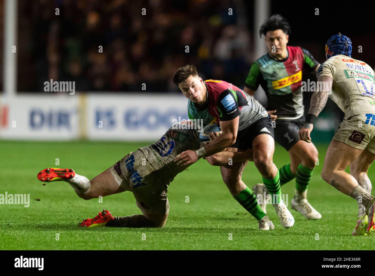 LONDRA, REGNO UNITO. 08th, Jan 2022. Scott Steele di Harlequins (centro) è affrontato durante la Gallagher Premiership Rugby Round 13 Match tra Harlequins vs Exeter capi allo Stoop Stadium il sabato 08 gennaio 2022. LONDRA INGHILTERRA. Credit: Takaimages/Alamy Live News Foto Stock