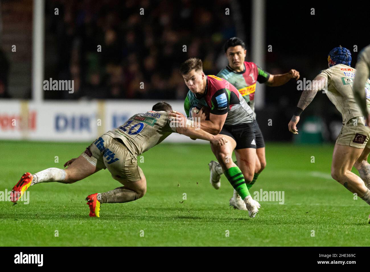 LONDRA, REGNO UNITO. 08th, Jan 2022. Scott Steele di Harlequins (centro) è affrontato durante la Gallagher Premiership Rugby Round 13 Match tra Harlequins vs Exeter capi allo Stoop Stadium il sabato 08 gennaio 2022. LONDRA INGHILTERRA. Credit: Takaimages/Alamy Live News Foto Stock