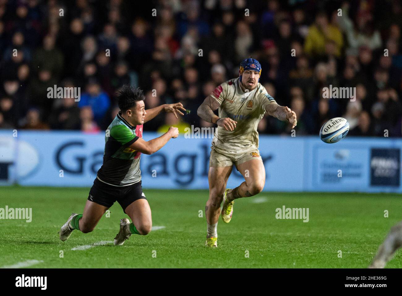 LONDRA, REGNO UNITO. 08th, Jan 2022. Jack Nowell Exeter Chiefs e Marcus Smith di Harlequins in azione durante Gallagher Premiership Rugby Round 13 Match tra Harlequins vs Exeter Chiefs allo Stoop Stadium sabato 08 gennaio 2022. LONDRA INGHILTERRA. Credit: Takaimages/Alamy Live News Foto Stock