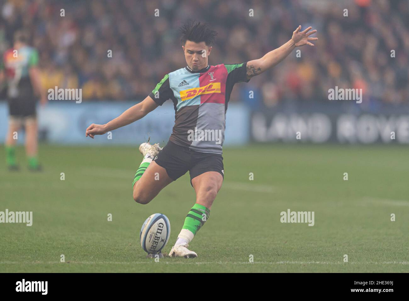 LONDRA, REGNO UNITO. 08th, Jan 2022. Marcus Smith di Harlequins prende un calcio di conversione durante la Gallagher Premiership Rugby Round 13 Match tra Harlequins vs Exeter capi allo Stoop Stadium il sabato 08 gennaio 2022. LONDRA INGHILTERRA. Credit: Takaimages/Alamy Live News Foto Stock