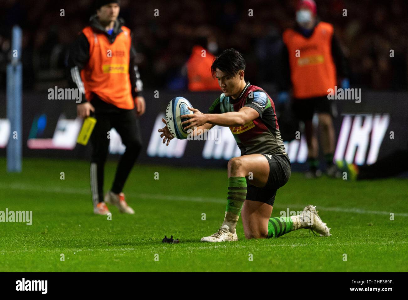 LONDRA, REGNO UNITO. 08th, Jan 2022. Marcus Smith di Harlequins prende un calcio di conversione durante la Gallagher Premiership Rugby Round 13 Match tra Harlequins vs Exeter capi allo Stoop Stadium il sabato 08 gennaio 2022. LONDRA INGHILTERRA. Credit: Takaimages/Alamy Live News Foto Stock