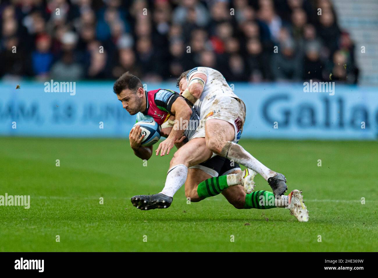 LONDRA, REGNO UNITO. 08th, Jan 2022. Danny Care of Harlequins (a sinistra) è affrontato durante Gallagher Premiership Rugby Round 13 Match tra Harlequins vs Exeter capi allo Stoop Stadium Sabato, 08 Gennaio 2022. LONDRA INGHILTERRA. Credit: Takaimages/Alamy Live News Foto Stock