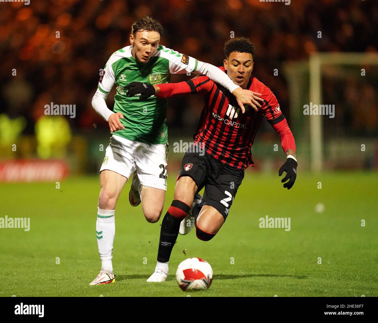 Daniel Moss di Yeovil Town (a sinistra) e Morgan Rogers di Bournemouth combattono per la palla durante la terza partita della Emirates fa Cup a Huish Park, Yeovil. Data foto: Sabato 8 gennaio 2022. Foto Stock