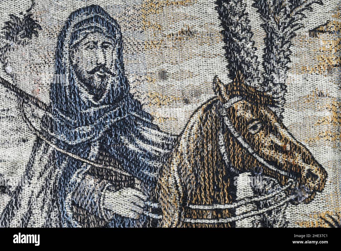 Guerriero orientale bearded su una coperta tessuta Foto Stock