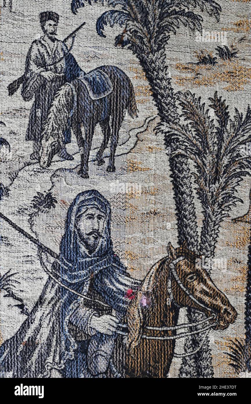 Guerriero orientale bearded su una coperta tessuta Foto Stock
