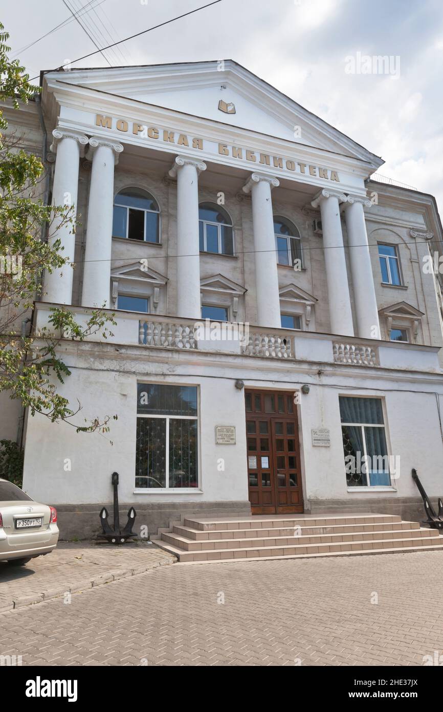 Sevastopol, Crimea, Russia - 29 luglio 2020: Biblioteca marina che prende il nome da Mikhail Petrovich Lazarev su Nakhimov Avenue nella città di Sevastopol, Crimea Foto Stock