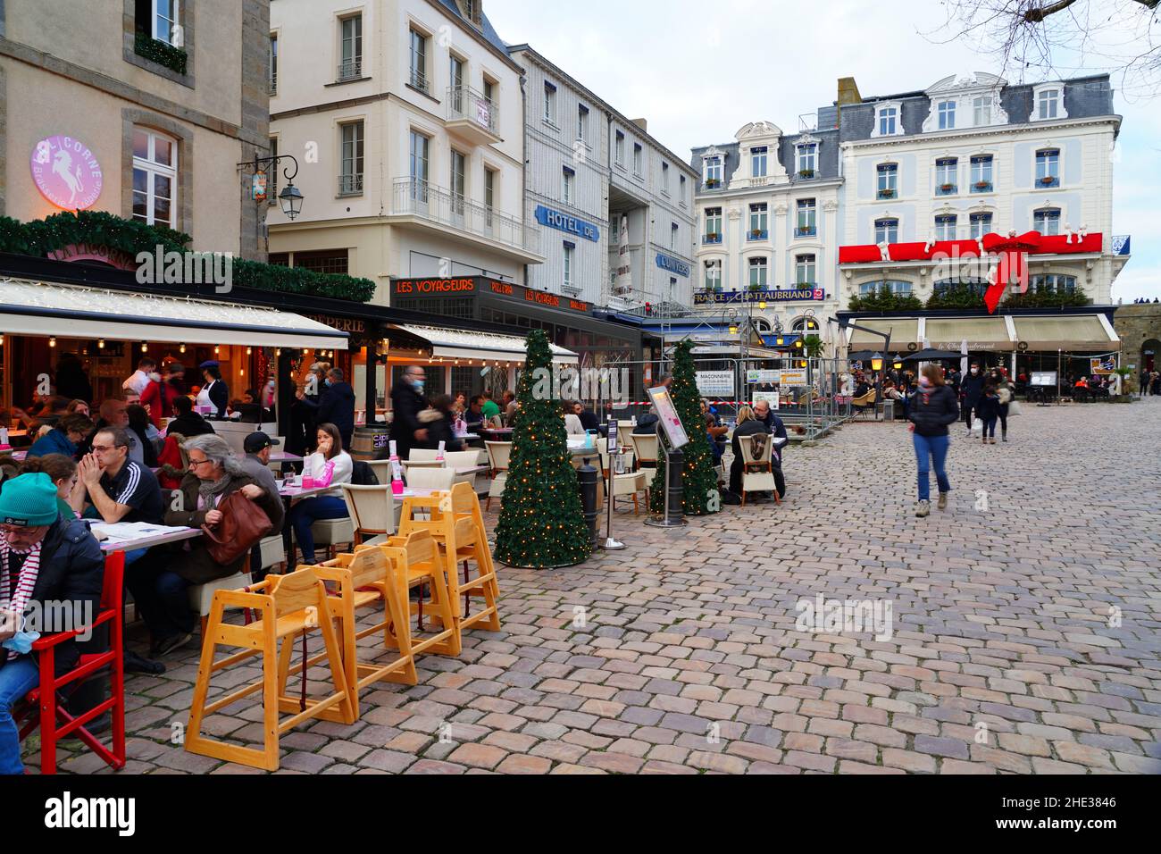 SAINT-MALO, FRANCIA -30 DEC 2021- Vista della piazza Chateaubriand nel centro di St-Malo intra-Muros, all'interno dei bastioni, in Bretagna, Francia. Foto Stock