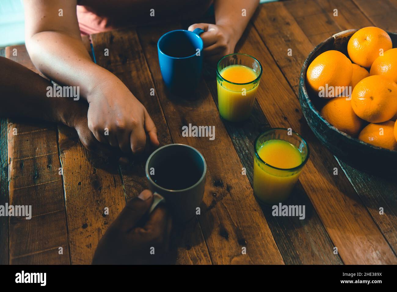 Famiglia multirazziale europea e afroamericana nella cucina della loro casa di condividere momenti Foto Stock