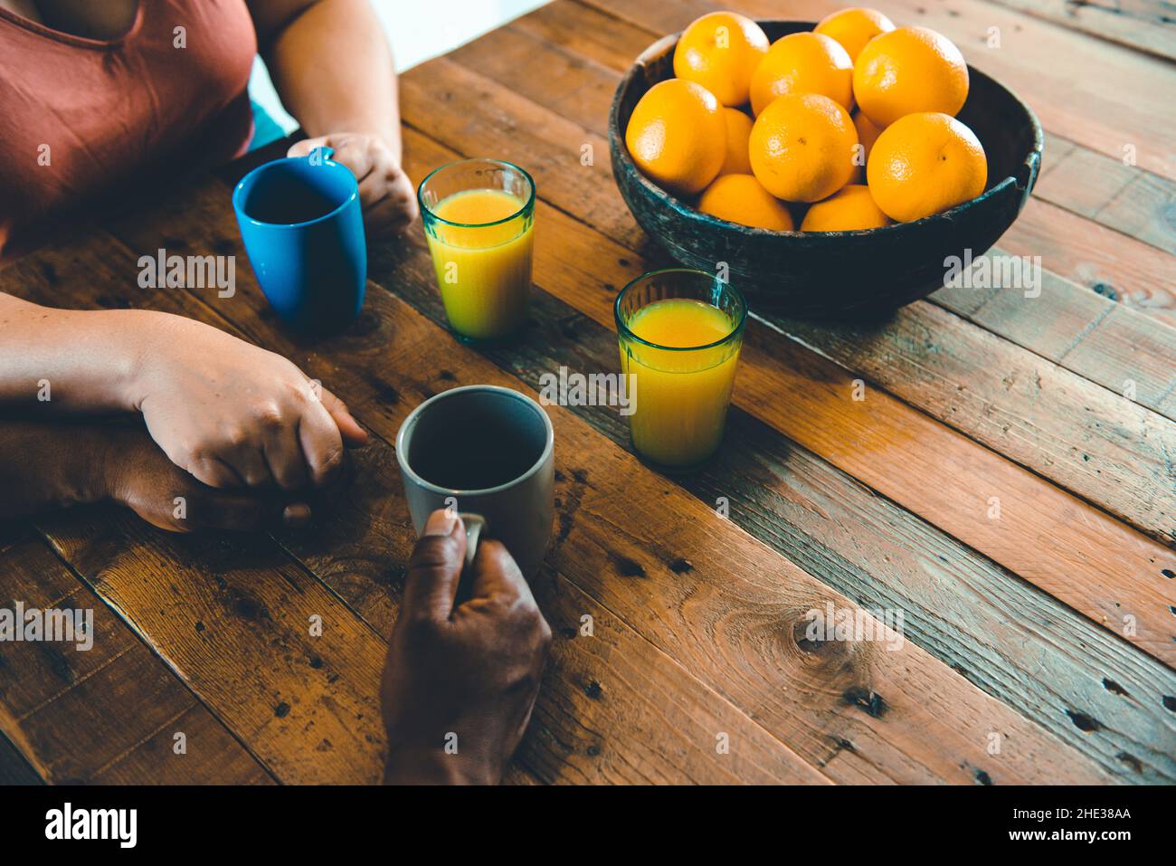Famiglia multirazziale europea e afroamericana nella cucina della loro casa di condividere momenti Foto Stock